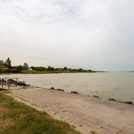 Kertkapcsolatos Nyaralo Viztol 80 Meterre Siófok