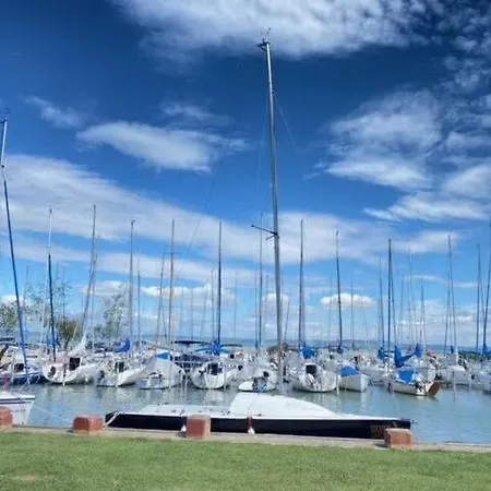 Kertkapcsolatos Nyaralo Viztol 80 Meterre Lejlighed Siófok